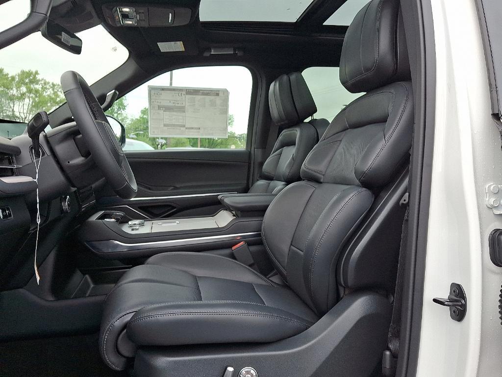new 2025 Lincoln Navigator car, priced at $105,740