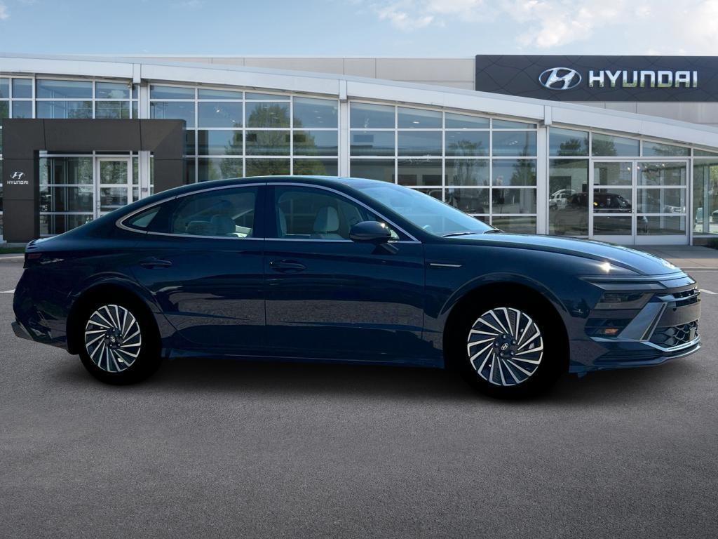 new 2025 Hyundai Sonata Hybrid car, priced at $32,715