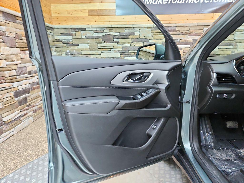 used 2023 Chevrolet Traverse car, priced at $31,599