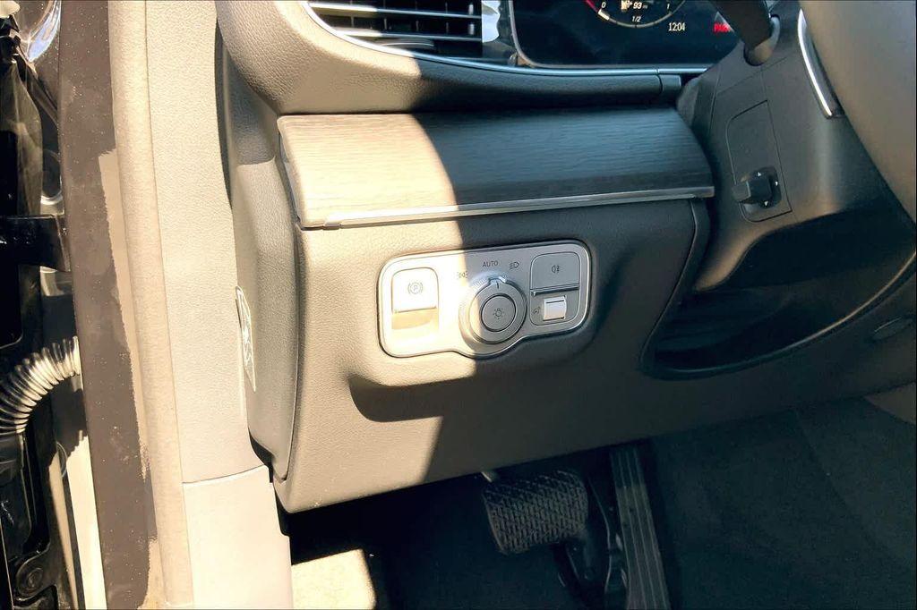 new 2025 Mercedes-Benz GLE 580 car, priced at $96,010