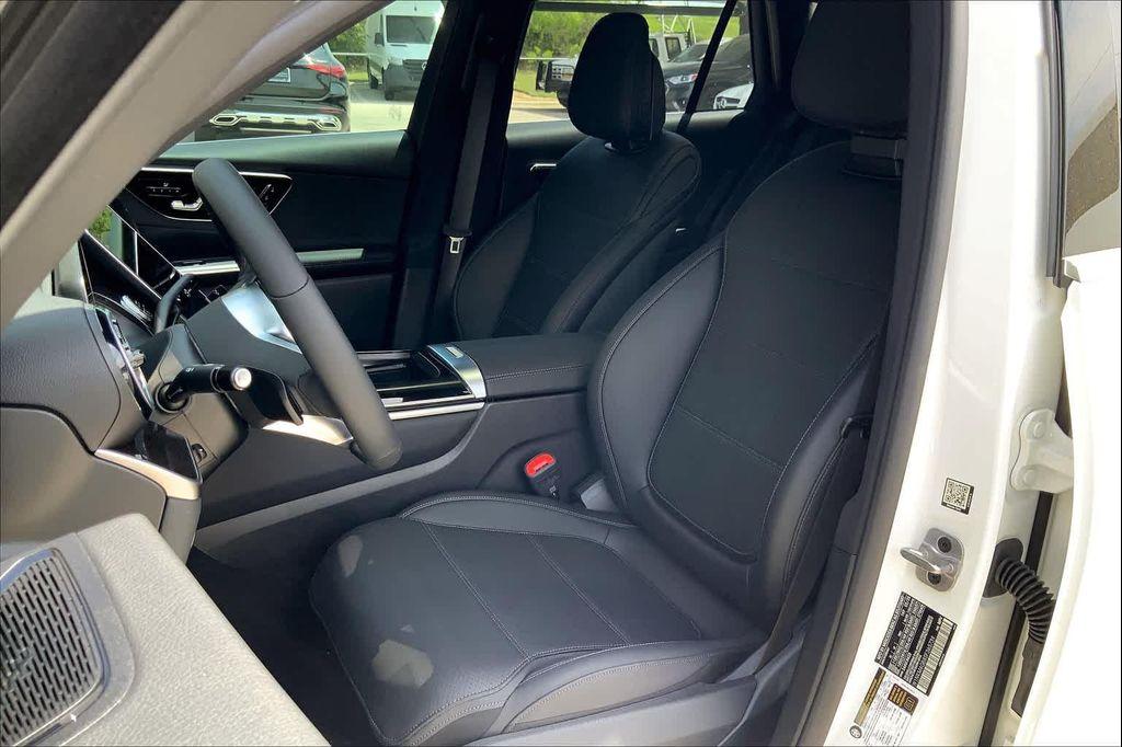 new 2025 Mercedes-Benz GLC 300 car, priced at $53,585