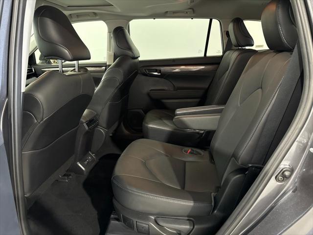 used 2021 Toyota Highlander car, priced at $32,654