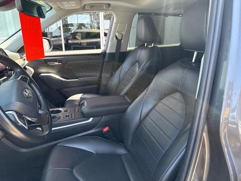 used 2022 Toyota Highlander car, priced at $34,400