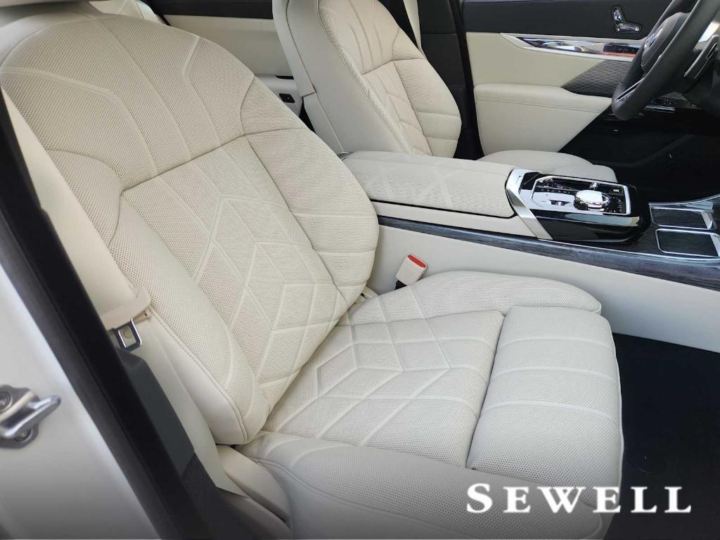 new 2025 BMW 760 car, priced at $134,700
