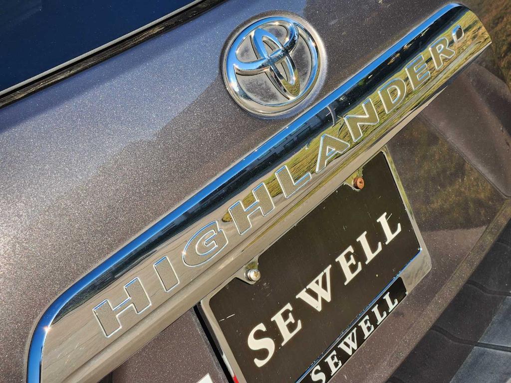 used 2012 Toyota Highlander car, priced at $14,990