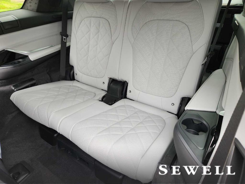 new 2026 BMW X7 car, priced at $92,575