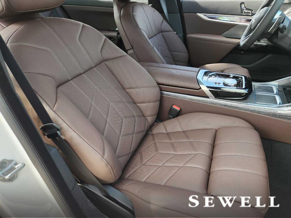 new 2025 BMW 760 car, priced at $135,300