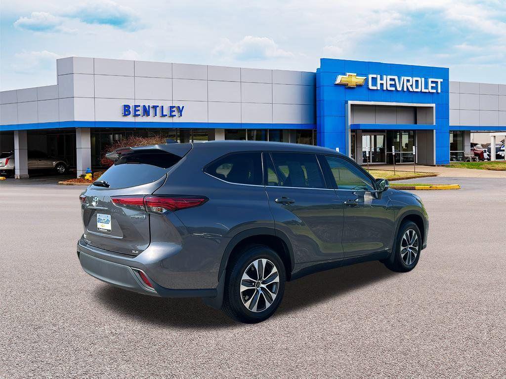 used 2022 Toyota Highlander Hybrid car, priced at $35,300