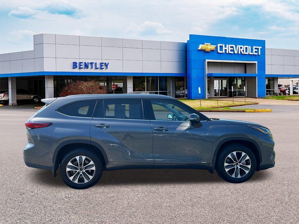 used 2022 Toyota Highlander Hybrid car, priced at $35,300