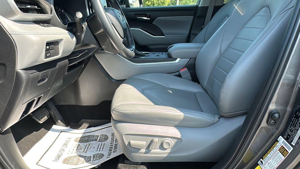 used 2022 Toyota Highlander Hybrid car, priced at $35,300