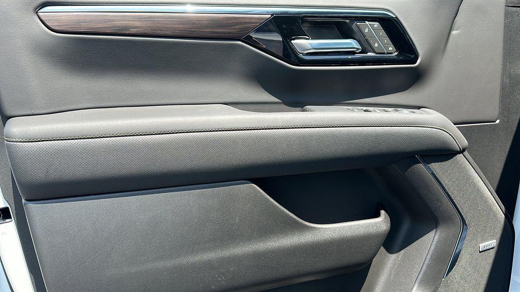 new 2025 Chevrolet Suburban car, priced at $77,315