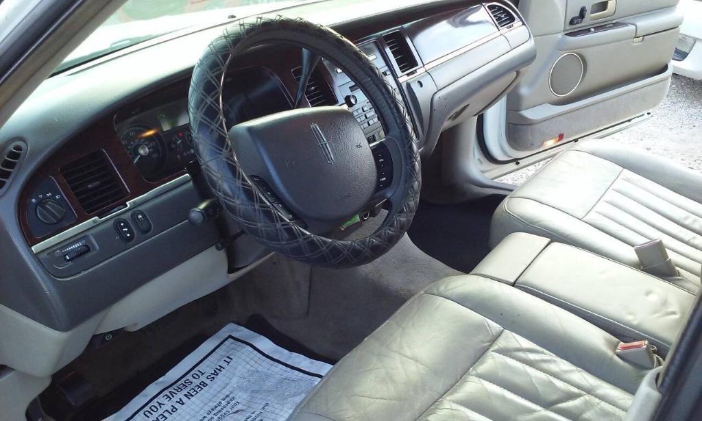 used 2007 Lincoln Town Car car, priced at $1,898