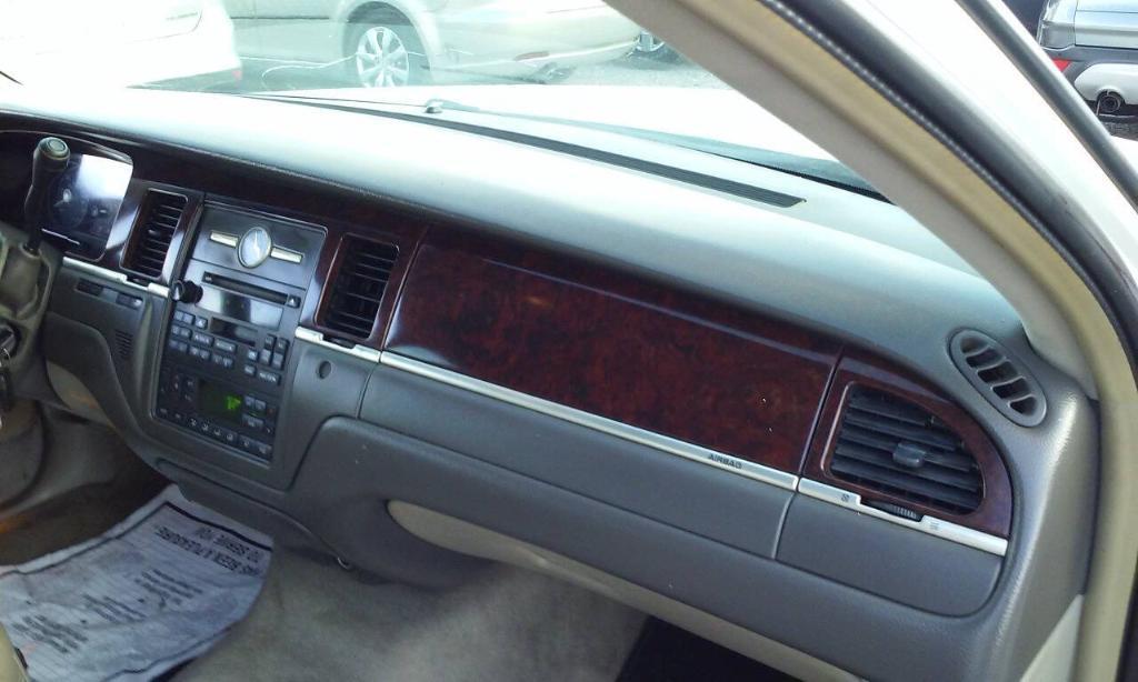 used 2007 Lincoln Town Car car, priced at $1,898