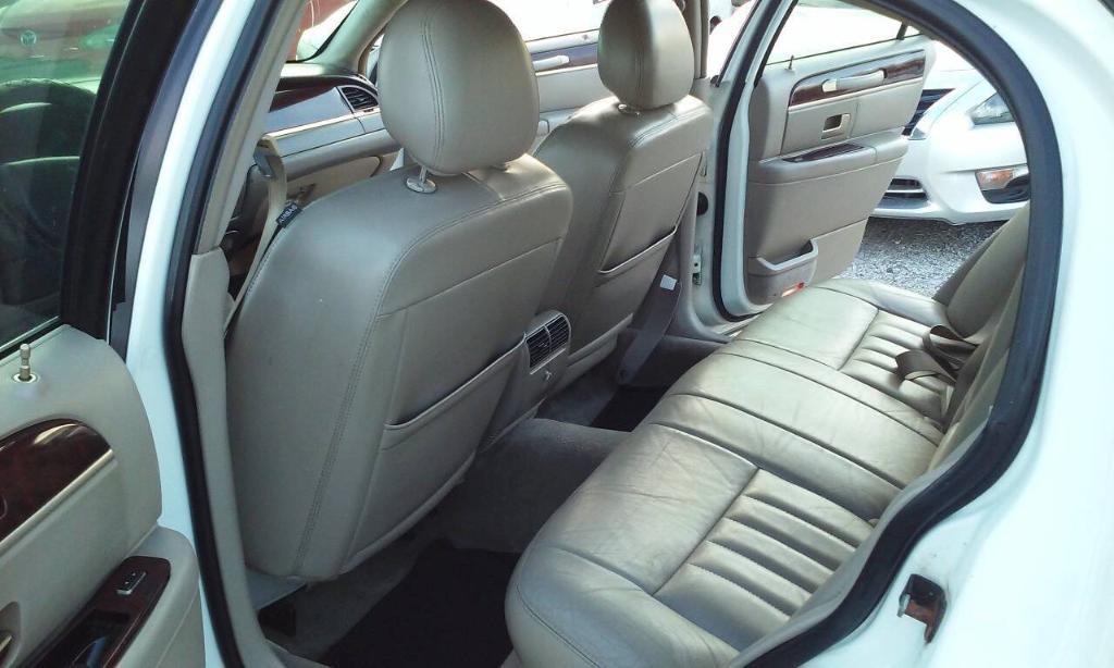 used 2007 Lincoln Town Car car, priced at $1,898