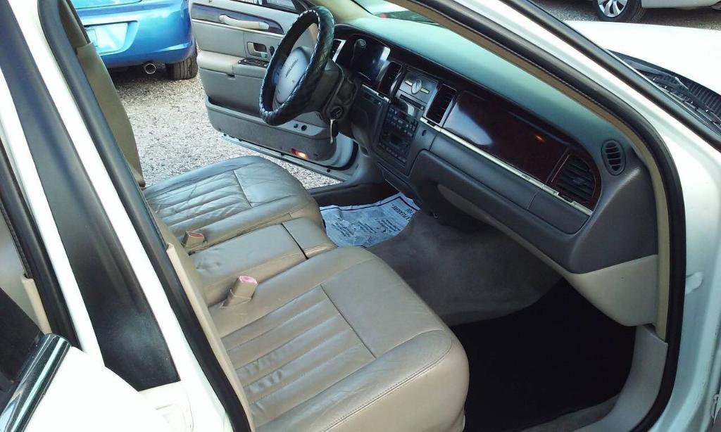 used 2007 Lincoln Town Car car, priced at $1,898