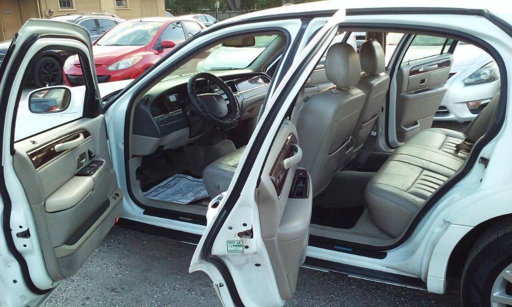 used 2007 Lincoln Town Car car, priced at $1,898