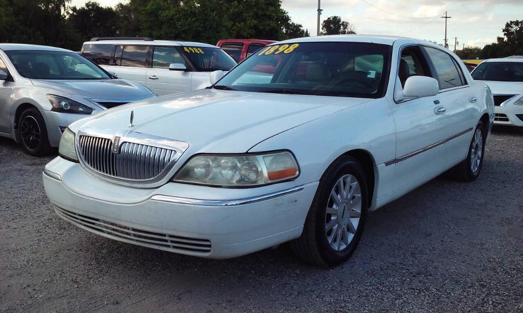 used 2007 Lincoln Town Car car, priced at $1,898