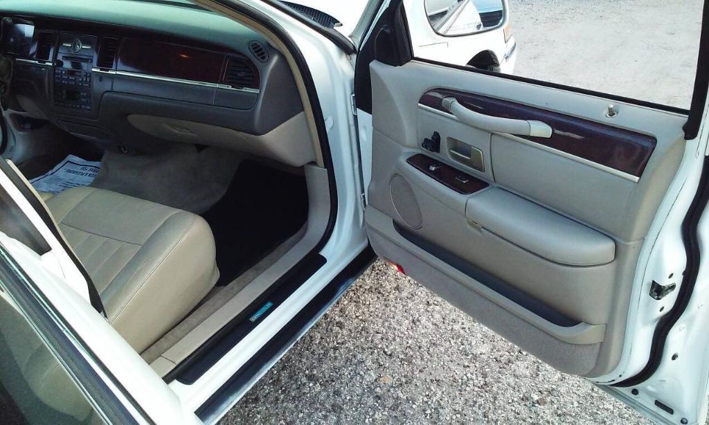 used 2007 Lincoln Town Car car, priced at $1,898