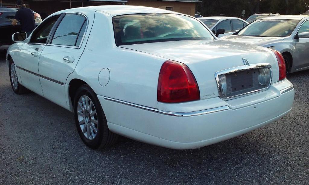 used 2007 Lincoln Town Car car, priced at $1,898
