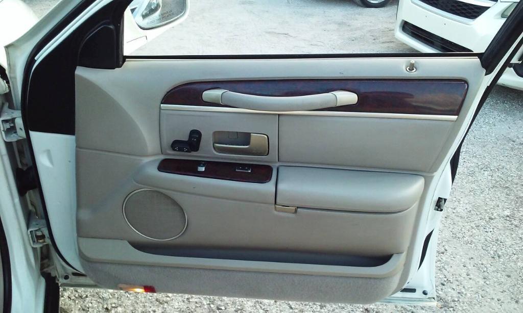 used 2007 Lincoln Town Car car, priced at $1,898