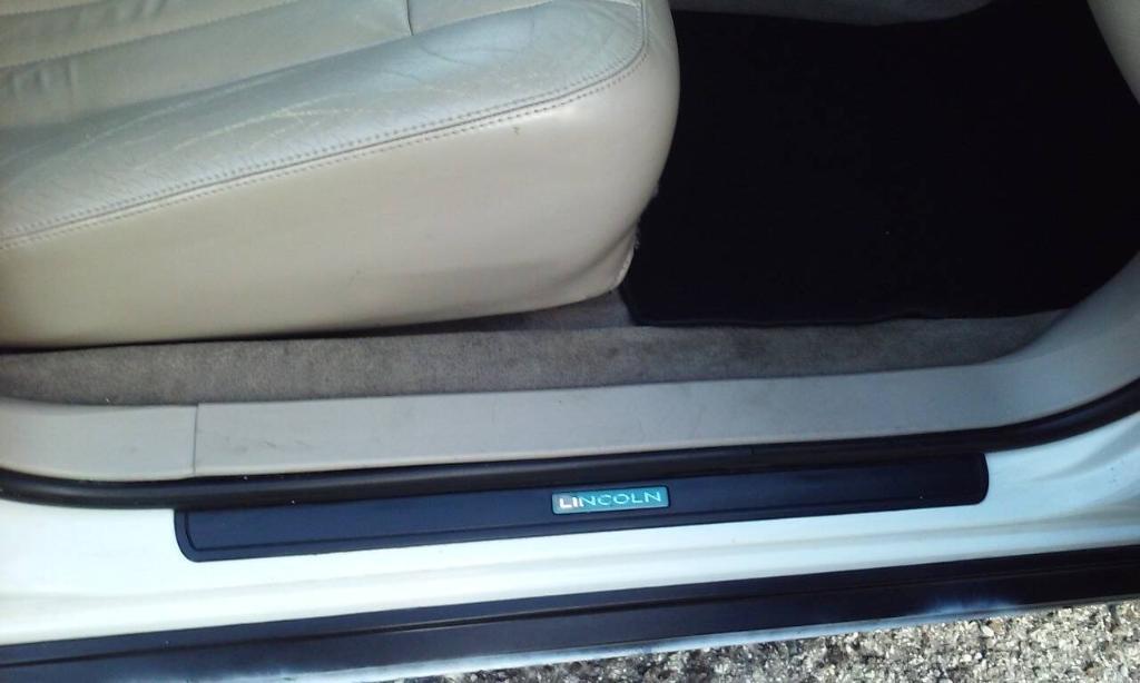 used 2007 Lincoln Town Car car, priced at $1,898