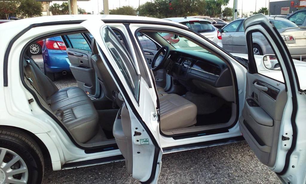 used 2007 Lincoln Town Car car, priced at $1,898