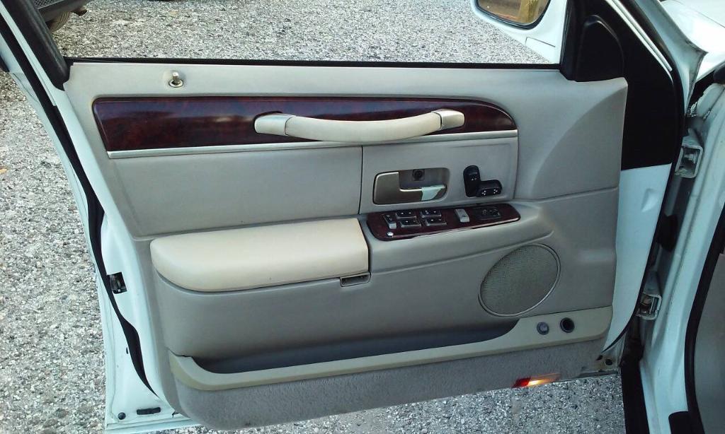 used 2007 Lincoln Town Car car, priced at $1,898