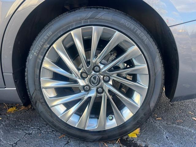 used 2019 Lexus ES 300h car, priced at $24,000