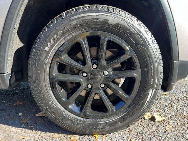 used 2016 Jeep Grand Cherokee car, priced at $15,500