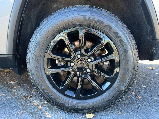 used 2016 Jeep Grand Cherokee car, priced at $15,500