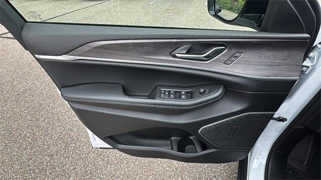 new 2025 Jeep Grand Cherokee car, priced at $51,906