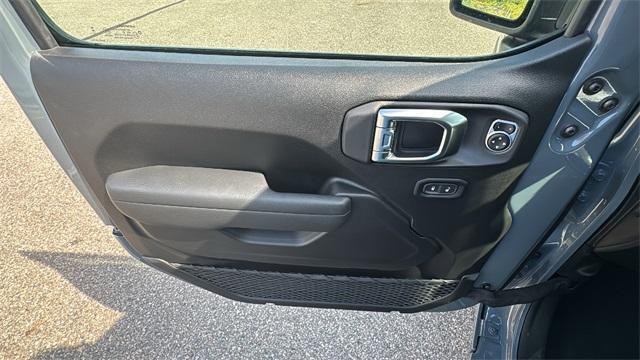 new 2025 Jeep Gladiator car, priced at $45,664