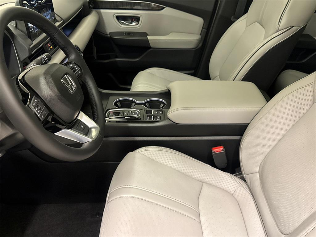new 2025 Honda Pilot car, priced at $52,280