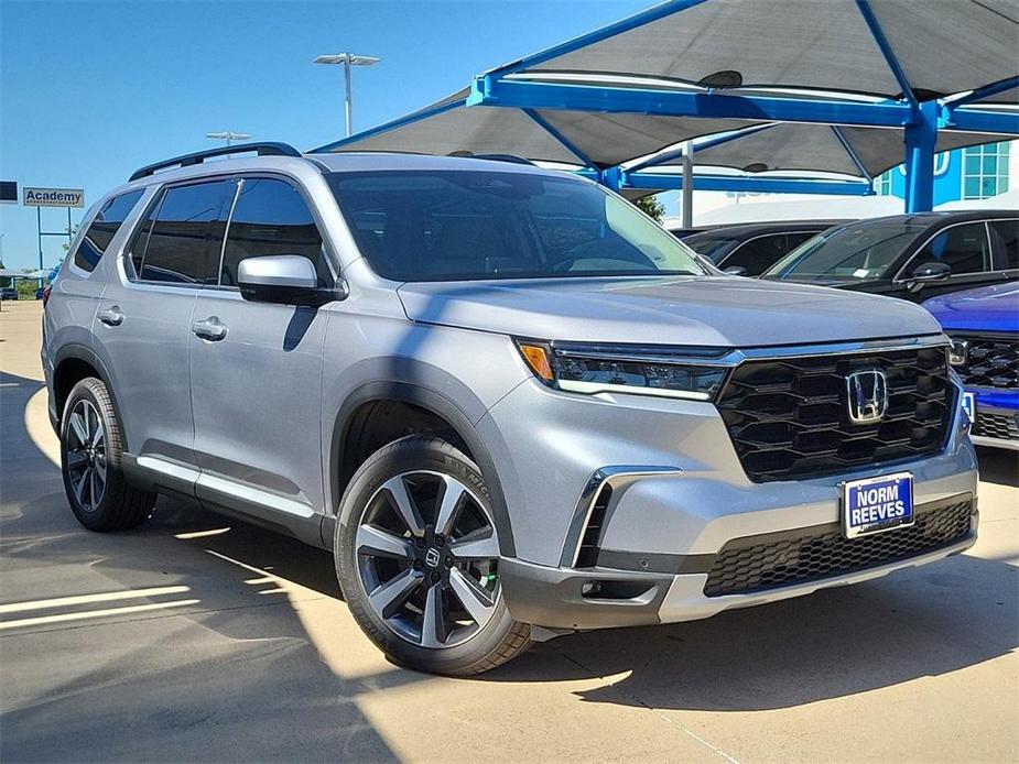 new 2025 Honda Pilot car, priced at $49,585