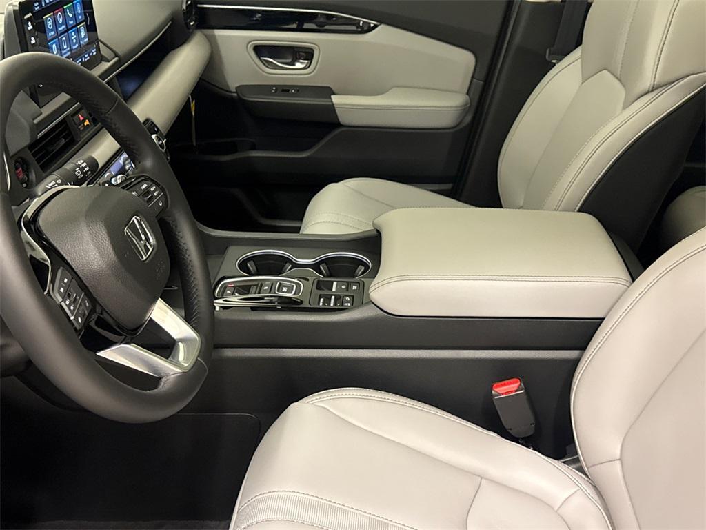 new 2025 Honda Pilot car, priced at $47,332