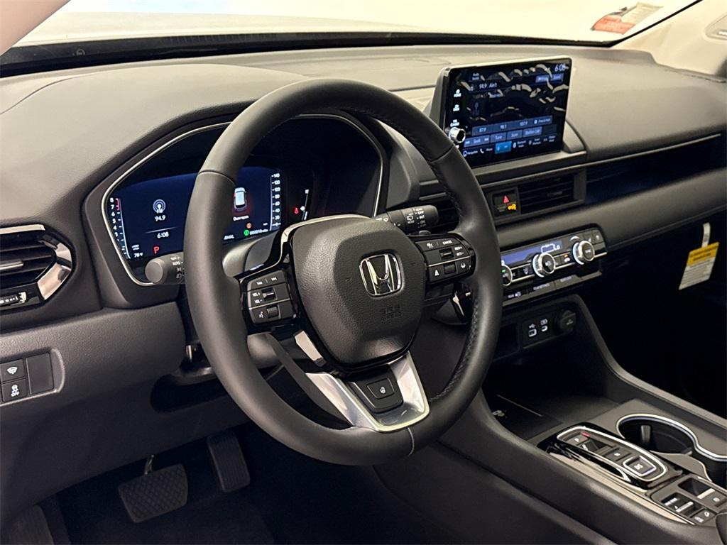 new 2025 Honda Pilot car, priced at $50,278