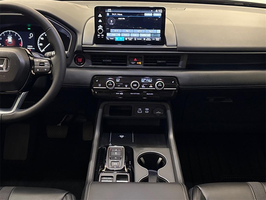 new 2025 Honda Pilot car, priced at $44,994