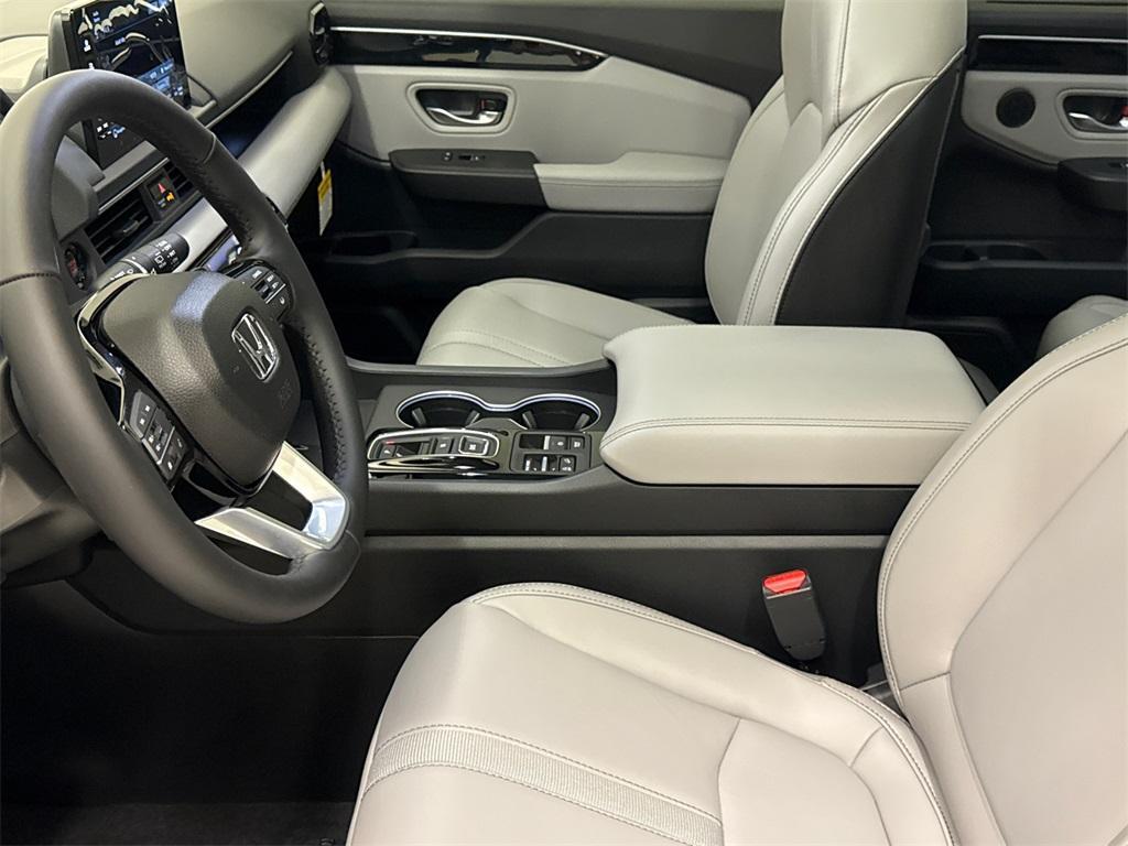 new 2025 Honda Pilot car, priced at $47,800