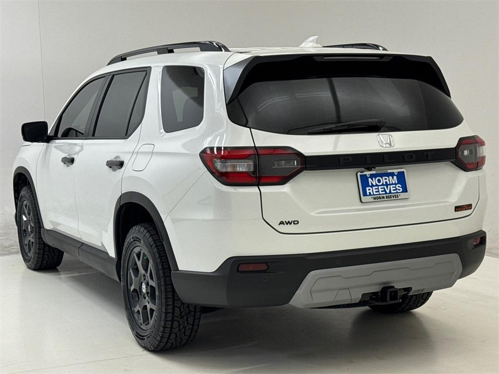 new 2025 Honda Pilot car, priced at $48,659