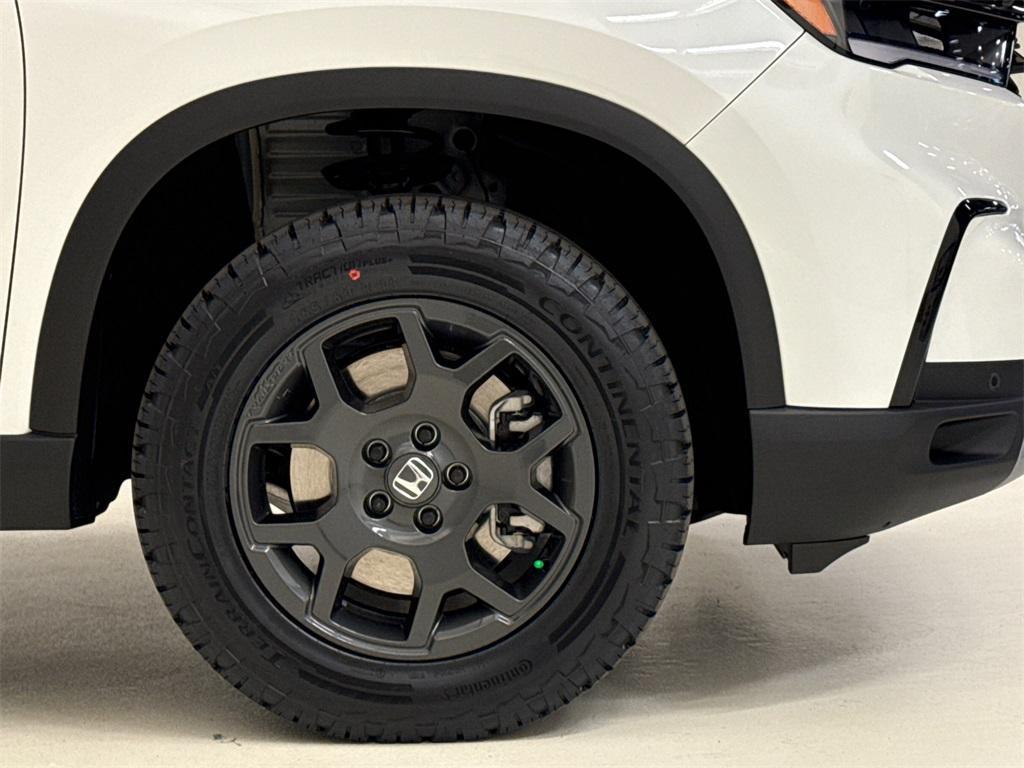 new 2025 Honda Pilot car, priced at $48,659