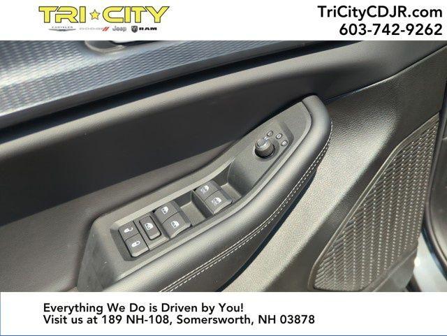 new 2025 Jeep Grand Cherokee car, priced at $40,990