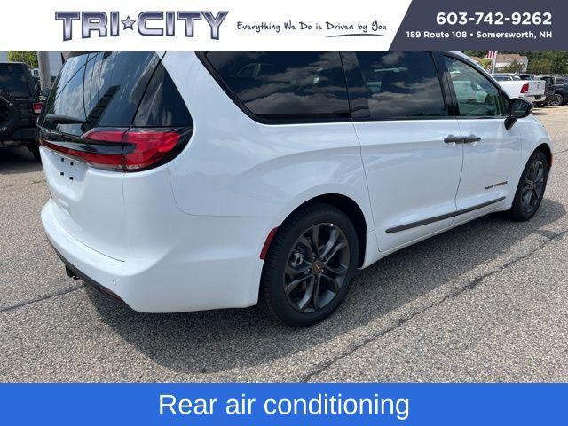 new 2024 Chrysler Pacifica car, priced at $39,999