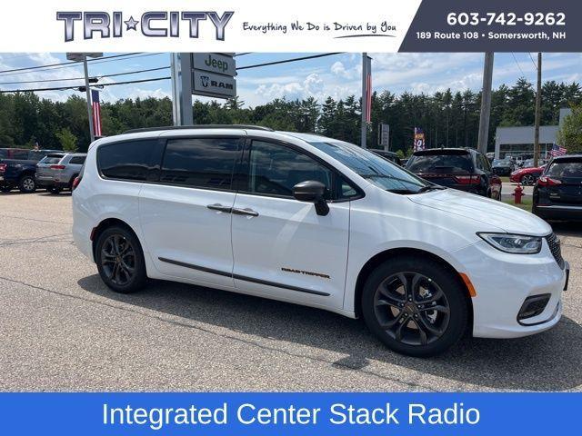 new 2024 Chrysler Pacifica car, priced at $39,999