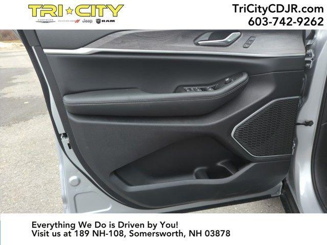 new 2025 Jeep Grand Cherokee car, priced at $48,009