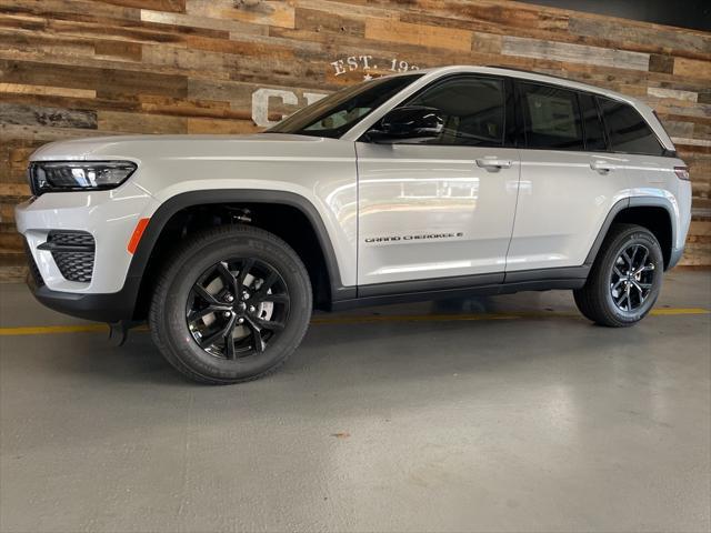 new 2025 Jeep Grand Cherokee car, priced at $44,020