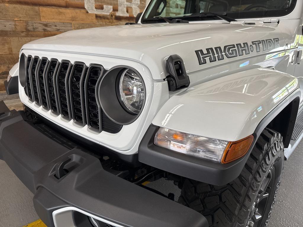 new 2025 Jeep Gladiator car, priced at $40,000