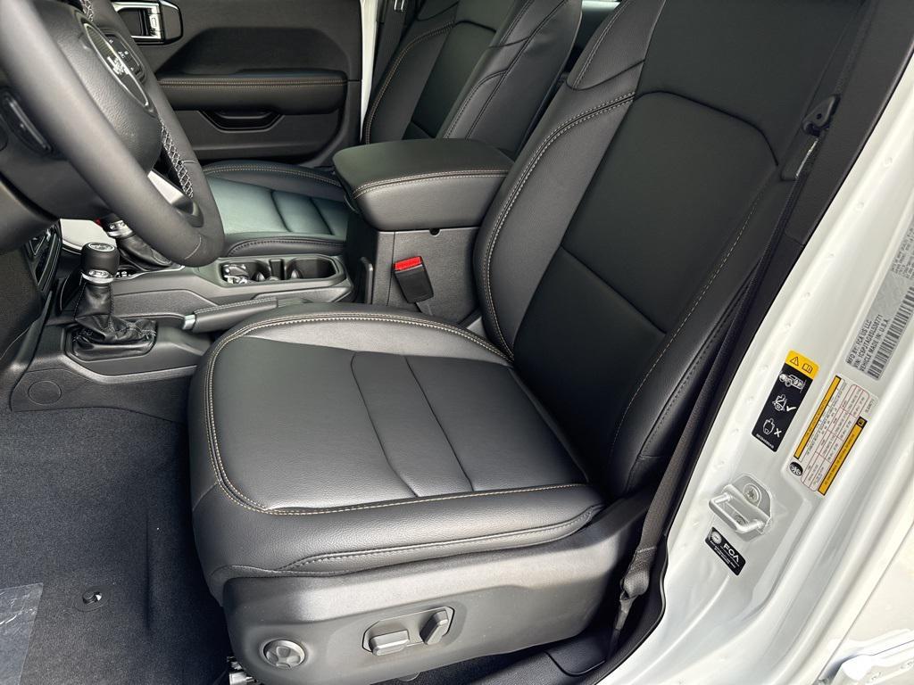 new 2025 Jeep Gladiator car, priced at $40,000