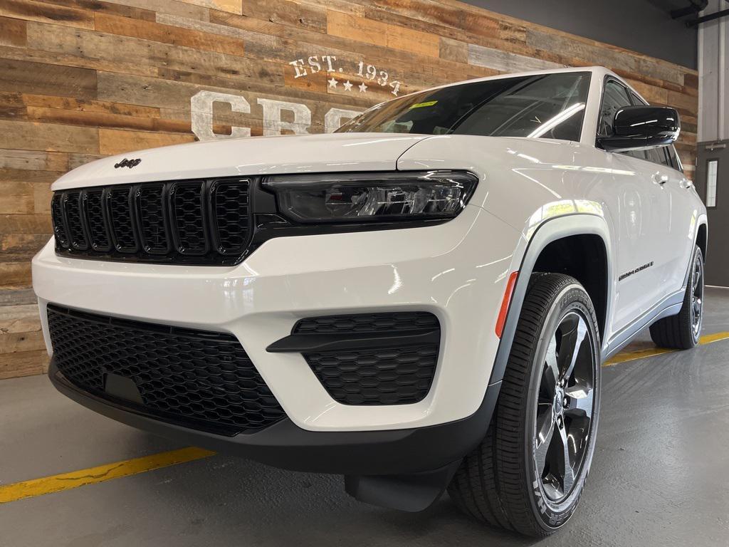 new 2025 Jeep Grand Cherokee car, priced at $42,220