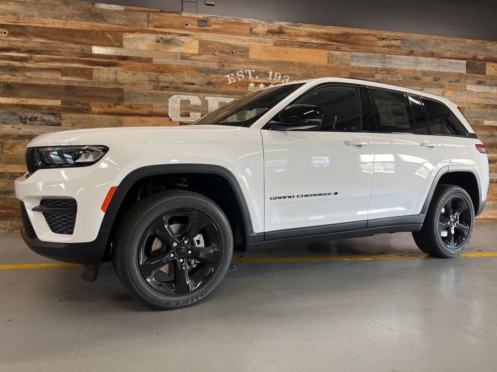 new 2025 Jeep Grand Cherokee car, priced at $42,220