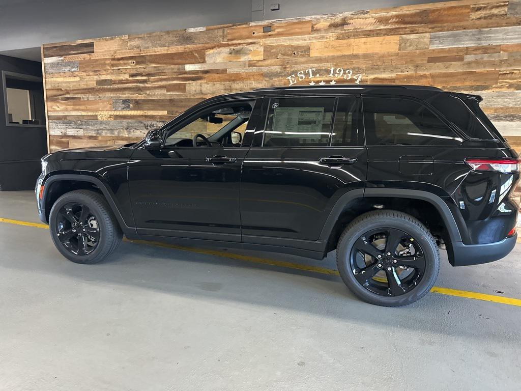 new 2025 Jeep Grand Cherokee car, priced at $48,655